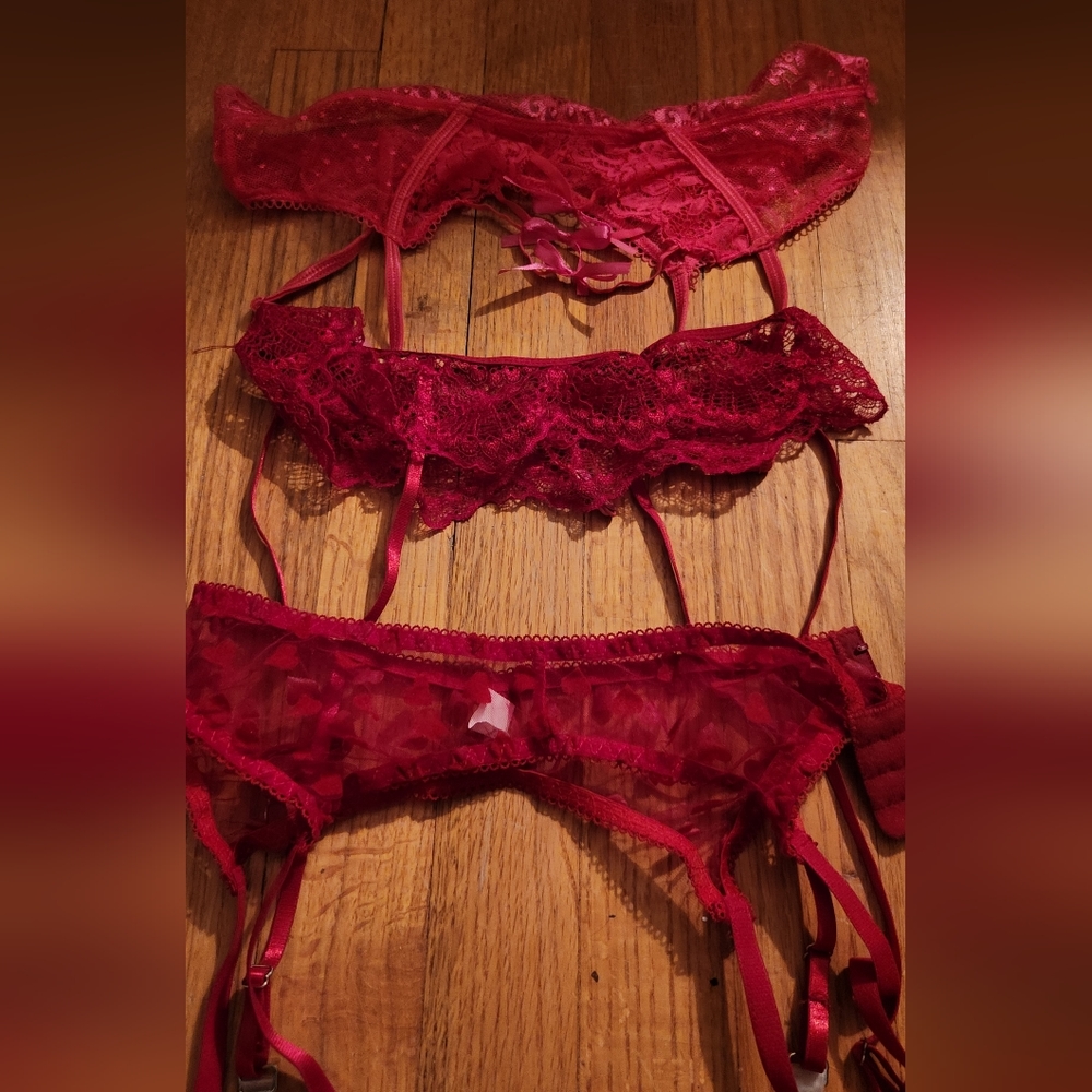 Lot of 3 Garter belt